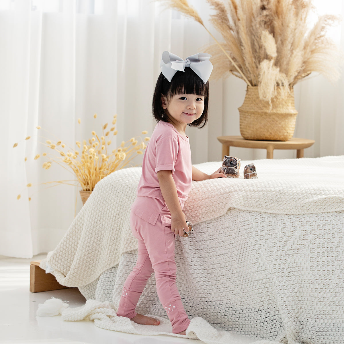 Bamboo leggings for babies in gentle tones and comfy fit.