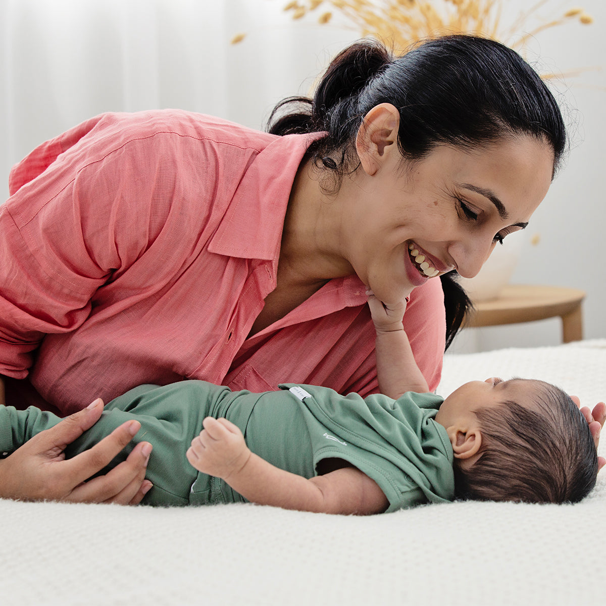 RAPH&REMY® sleeveless bamboo onesie, ideal for baby’s comfort and breathability.