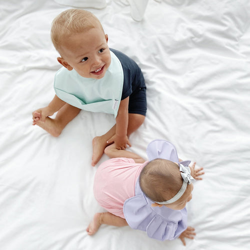 Feeding bib with easy-to-clean waterproof fabric by RAPH&REMY®